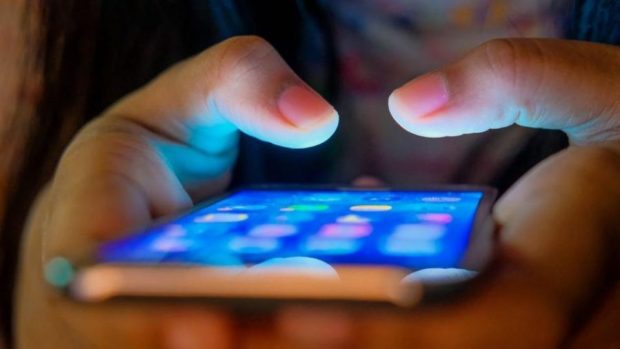 The Pros and Cons of cellphones in schools – Dobie News